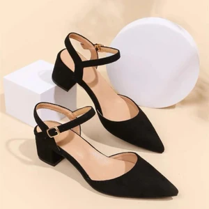  svarta klackskor  - Fina svarta klackskor med en klack på 5 cm, helt oanvända då jag råkade beställa två. Väldigt sköna & snygga! Har vanligtvis storlek 40 men dessa passar bra!