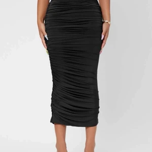 Svart lång kjol - En svart snygg lång kjol som är stretchig o väldigt skön! Snyggt med rysch på sidorna.