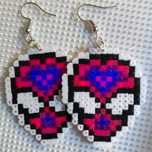 Örhängen Alien👽 - Handgjorda egendesignade örhängen tillverkade av mini hama pärlor.