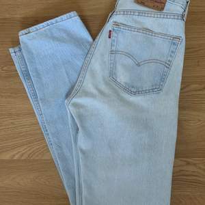 Ett par basic men fina ljusblåa jeans från Levis som passar i allas garderober! Säljer ett par favorit byxor pga för små för mig tyvärr. De är välanvända men det syns inte, skicket är toppen! Storleken på byxorna är W28 L36, mätte även och måtten är:  Innebensmått: 82cm, Midjemått: 74cm Kan mötas i Stockholm, annars står köpare för frakten. Utrops priset är 250kr, budgivning sker i kommentarerna annars köpa direkt för 400kr.