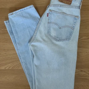 Ljusa Levis Jeans - Ett par basic men fina ljusblåa jeans från Levis som passar i allas garderober! Säljer ett par favorit byxor pga för små för mig tyvärr. De är välanvända men det syns inte, skicket är toppen! Storleken på byxorna är W28 L36, mätte även och måtten är:  Innebensmått: 82cm, Midjemått: 74cm Kan mötas i Stockholm, annars står köpare för frakten. Utrops priset är 250kr, budgivning sker i kommentarerna annars köpa direkt för 400kr.