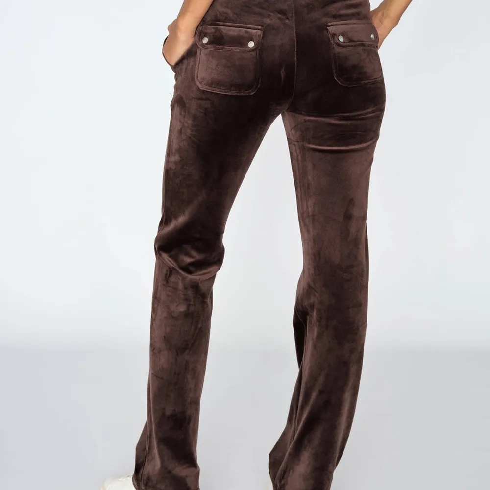 Hej! Jag söker dessa byxor från juicy couture, del ray classic pants i färgen java men andra färger funkar oxå. Storlek s/m🥰 hör av er om ni har ett par ni vill sälja till bra pris!. Jeans & Byxor.