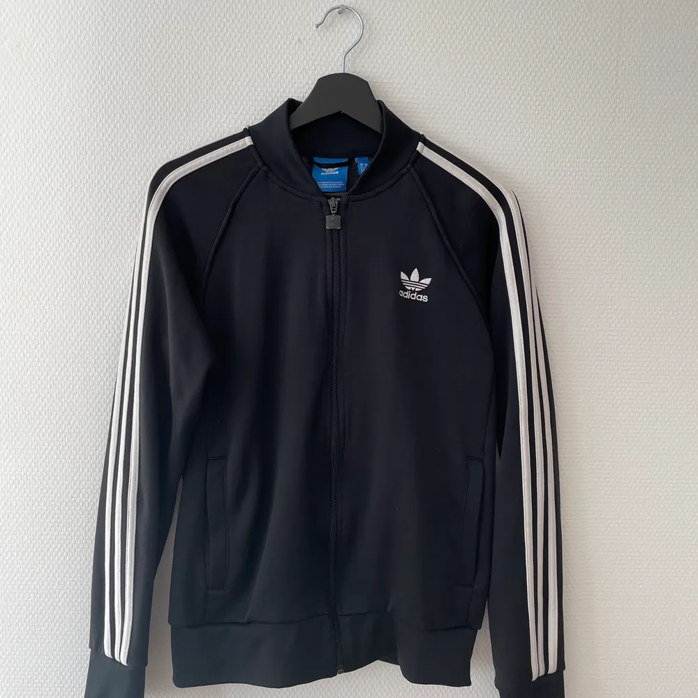 Kofta från Adidas Orginals för herr, storlek M. Priset är 300 kr men kan diskuteras vid snabb affär!. Tröjor & Koftor.