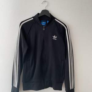 Kofta från Adidas Orginals för herr, storlek M. Priset är 300 kr men kan diskuteras vid snabb affär!