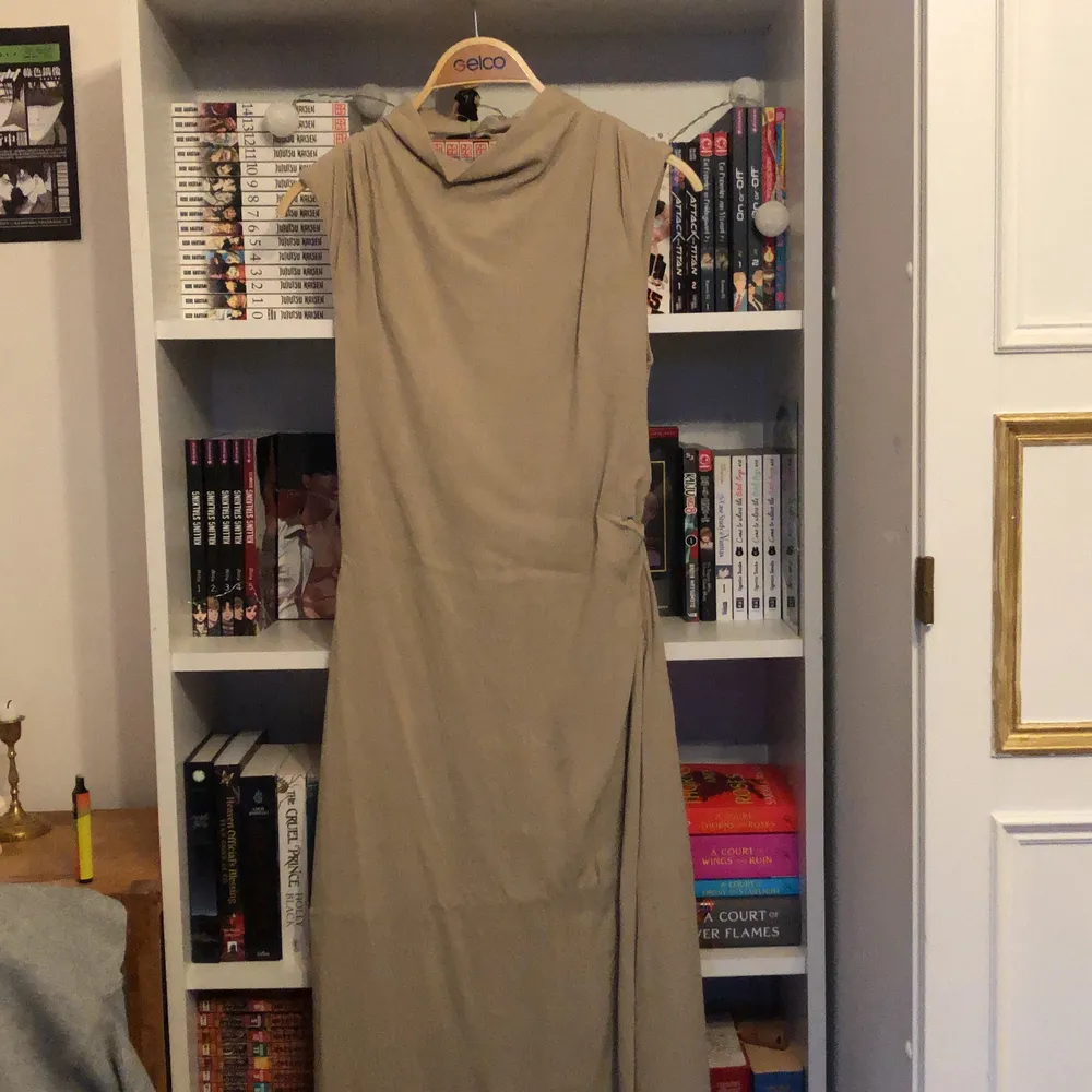 Asfin beige klänning från ASOS som jag använde en gång på min födelsedag, det finns en slags cutout på ryggen och klänningen är super elegant med klackar :) det finns även en slit på benen, frakt tillkommer :). Klänningar.