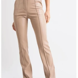 Läderbyxor - Säljer ett par fejk läderbyxor med pressveck från madlady. Använda 1 gång och säljer för att det inte är min stil. De går ner till fötterna på mig, är 1.80. Storleken är mer som en M. Några sömmar har gått upp i linningen. Skriv om ni vill ha fler bilder eller köpa💕 spårbar frakt😊