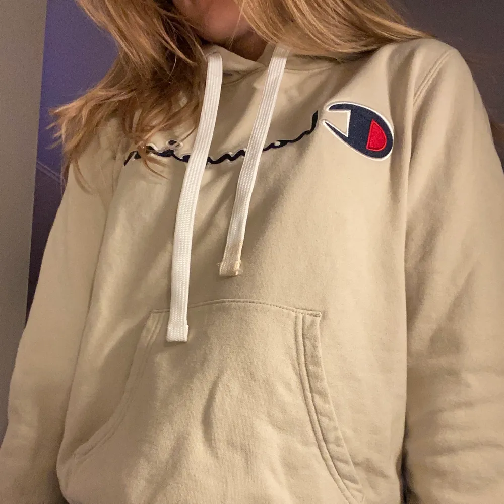 Säljer min champion hoodie som aldrig är använd💖 Säljer pga att den är lite för liten och har bara inte kommit till användning. Pris kan absolut diskuteras!. Hoodies.