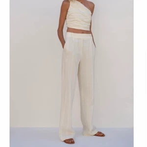 Vita Zara Byxor - Sjukt snygga vita byxor från Zara. Verkligen sjukt snygga men var tyvärr för stora på mig. Jag brukar ha 38 i byxor, så passar nog storlek 40 bäst eller om man vill ha de lite oversized. Köparen står för frakten på 66 kr. Det är bara att kontakta om ni har några frågor!