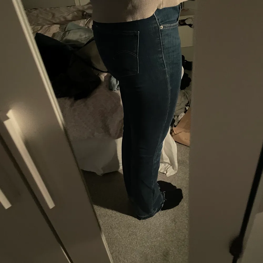 Snygga mid waist bootcut från Levis. De är så sköna!😍 Jag har innebenslängd 84cm!. Jeans & Byxor.