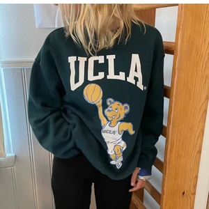 Ucla tröja - Superskön sweatshirt. Fint skick 💚 (lånade bilder) skriv för fler bilder.