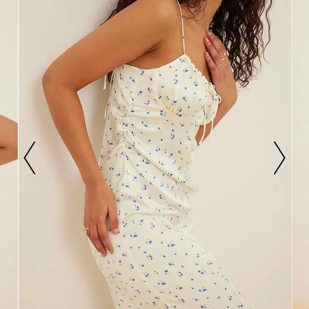 Den här jättefina klänningen från Sanna Jörnviks kollektion på NA-KD, den är helt slutsåld på hemsidan. Säljer då den var för liten🤍🌟. Klänningar.