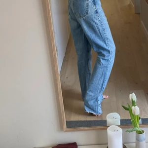 PEPE JEANS X DUA LIPA  - Blåjeans ifrån PEPE inköpta för ett par år sedan för 999:- perfekta för alla långisar därute som har svårt att hitta jeans med långa ben. Lika snygga tighta som loose fit. 