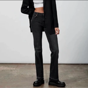 Zara jeans - Säljer dess as snygga zara jeans, köpta för bara en månad sedan och jag har endast använt de några fåtal gånger på grund av attt de var lite små på mig, så i nyskick❤️❤️