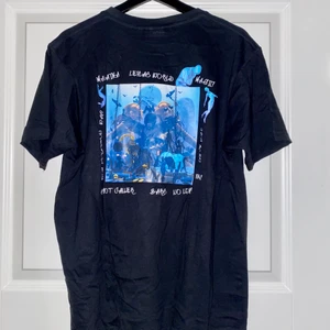 Ant Wan ’Leylas World’ M - Säljer en riktig fet tisha från Ant Wans släpp, denna är i storlek L och endast använd en gång. (Liten i storlek)