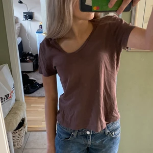 tshirt  - rätt kort brun tshirt som jag älskar men tyvärr inte kommer till användning. skriv privat ifall du har några frågor❤️