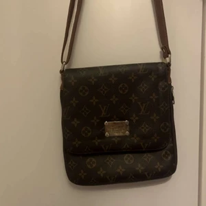 Louis vuitton - Louis vuitton väska jätte fint skick bara lite använd inte nått trasigt och helt äkta om de e med frakt så får man också betala för de 🤍👍🏼