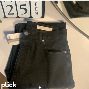 Helt nya Asos jeans! - ‼️bilderna är mina men lägger upp igen‼️ Säljer nu mina helt nya asos jeans! Inköpta förra året men dem passade inte och lämnade aldrig tillbaka. Dem är alltså endast testade! (Lappar kvar)Storleken är 34 i midjan och 32 i längd tror jag! Köpte för 400kr tror jag men säljer för 200kr +frakt! Hör av er om ni vill ha mer bilder eller har frågor!❤️