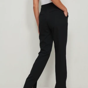 Kostymbyxor  - Säljer dessa kostymbyxor från Nakd som aldrig är använda, alla lappar sitter på! Köptes för 399kr💕