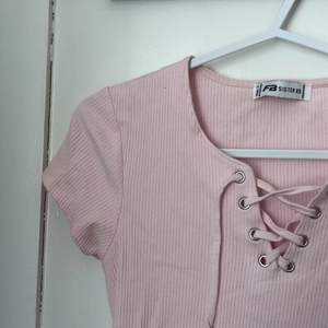 Jätte fin rosa t-shirt från new yorker som passar perfekt till sommaren. Sparsamt använd så bra skick. Priset kan diskuteras. 30+ frakt❤️