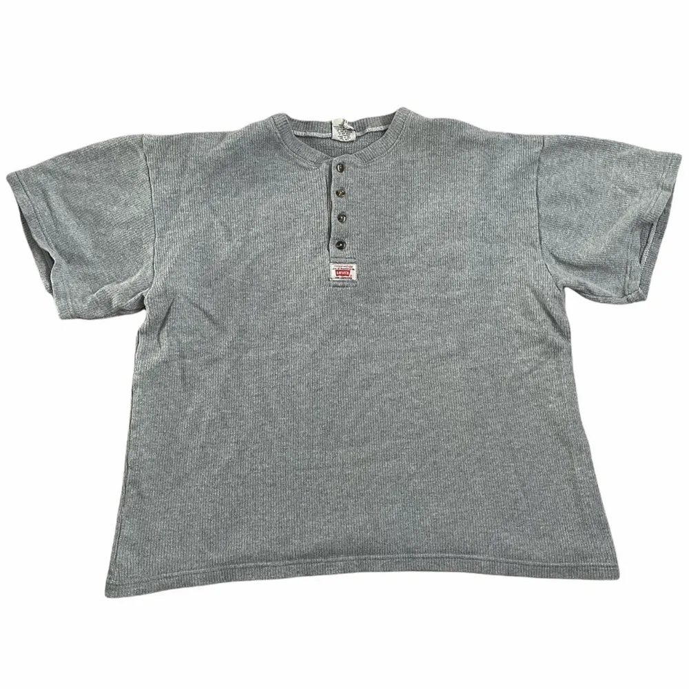 T-shirt från Levi’s i tjockare tyg, nästan som en crewneck men shortsleeve, köpt secondhand, den är i mycket bra skick men syns att den är ”vintage” ☁️🖤. T-shirts.