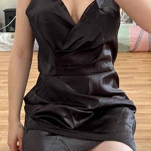 Klänning  - Svart klänning, med band i bak eller i fram, vet inte riktigt. Storlek L, rätt stor upptill så passar bra på dig med lite större bröst :)