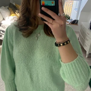 STICKAD TRÖJA - Säljer denna mintgröna stickade tröja ifrån NAKD. Ärmarna slutar vid armbågen ungefär och den är använd ett fåtal gånger. Passar mig som är 161cm lång och vanligtvis bär storlek xs/s⚡️🖤