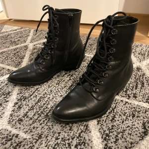 Klackskor - Ett par vanliga svarta klackskor. Inga fel på dem, kom gärna privat för fler bilder eller frågor