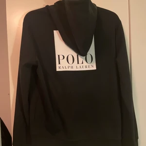 Polo Ralph Lauren zip-hoodie - Säljer min Polo Ralph Lauren zip hoodie. Den är knappt använd, skick 9/10. Storlek M. Nypris är 1400 kr