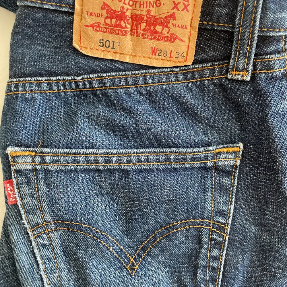 Levis Jeans - 501 herrmodell  Waist - 28  Inte använda alls mycket, väldigt gott skick.  Pris: 400kr . Jeans & Byxor.