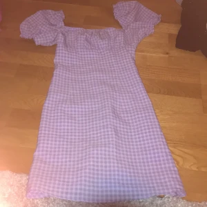 Rutig klänning  - Super snygg rutig lila klänning från hm i storlek xs! Säljer den pga att jag nästan aldrig har använt den! Tror original priset är 299kr och säljer den nu för 65kr plus frakt! Priset kan diskuteras!💗