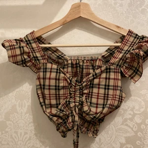 Crop top med brunt rutnät - Väldigt trendigt och vintage kan också knyta en söt rosett.