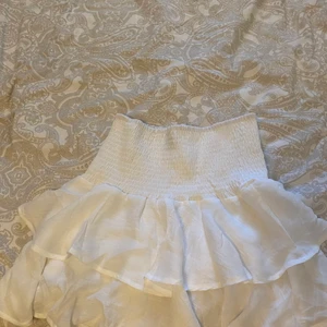 volangkjol - säljer pga att den är köpt i fel storlek, kjolen är oanvänd💕