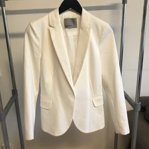 Kavaj - Den här kavajen är PERFEKT och i felfritt skick. Strl XS från Vero Moda. Älskar den men kommer aldrig till användning så bestämt mig för att sälja den 🤍