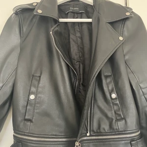 Zara läder jacka - Läder jacka från Zara! Knappt använd strl S🤎 250 ink frakt🤎