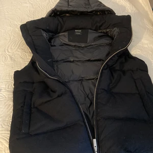 Dunväst Boggi Milano - Supersnygg dunväst av märket Boggi Milano. Använd ett fåtal gånger, som ny! Finns på Södermalm. 