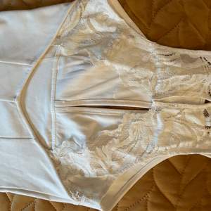 Fodral klänning med fina detaljer fram och bak. H&M Gold collection. Klänningen är använd en gång så är som ny. 