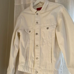 Zara jeansjacka - Vårig vit jeansjacka från Zara i storlek XS. Använd fåtal gånger. 