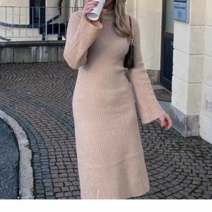 Stickad klänning NAKD - Jag säljer nu vidare denna supersöta klänning som jag köpte här på plick. Klänningen är praktiskt taget oanvänd då den tidigare ägaren aldrig använde den och jag har endast haft den på mig i några timmar. Den är väldigt bekväm att ha på sig då den inte alls är stickig trots att den är så varm och mjuk. Men jag måste ta och sälja den då jag inte kände mig helt hemma i den tyvärr. Klänningen kostade 549kr i nypris och jag säljer den för 350kr inklusive spårbar frakt (66kr). 