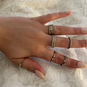 Ringar silver stork s/m - 6 st ringar, vet inte riktigt hur man ska beskriva färgen men den är lite silveraktig fast mörkare. Passar mig som brukar ha storlek s/m. Säljer alla tillsammans för 100 kr + frakt