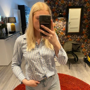 Randig skjorta blå - Randig skjorta som är i bra och tåligt tyg! Inte använd många gånger. Köparen står för frakt