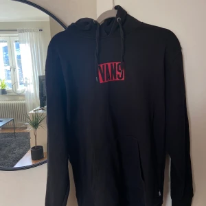 Vans hoodie - Vans hoodie med tryck både på fram- och baksida, fint skick och inte mycket använd. Nypris: 699kr