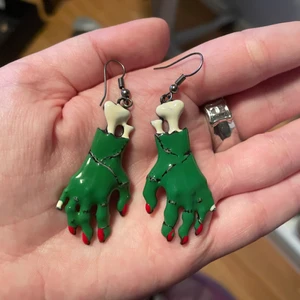 Oanvända örhängen  - Zombie hands! Frakten går på 24