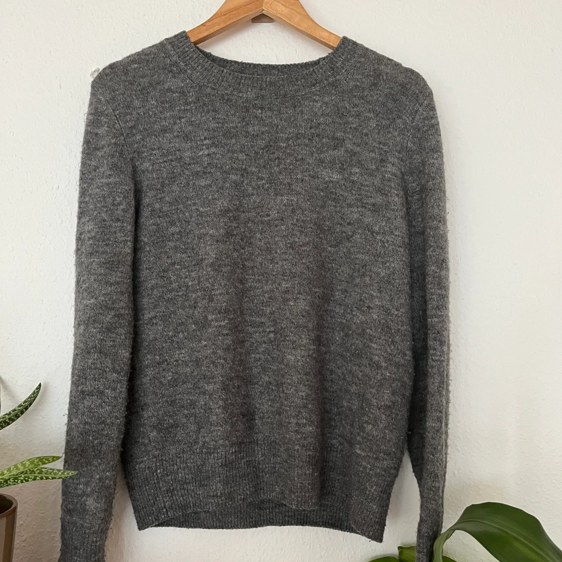 Grå, Stickad Tröja