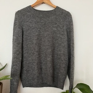Grå, Stickad Tröja - En grå, stickad tröja. Supermjuk och skön! 