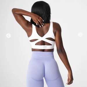 Nvgtn sport topp - Måste tyvärr sälja min helt nya topp från NVGTN då den var för liten. Tog bort lapparna då jag inte skulle orka returnera ända till USA, men aldrig använd. Så jävla synd att den inte passade, hoppas den kommer till användning hos någon annan💕😽