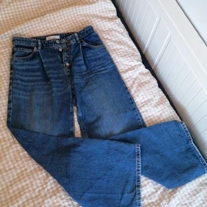 Byxor från Zara. Storlek 13-14 cm 164. - Jeans wide leg med slitningar. Köpte dem 2019,   använda cirka ett halvt år. Jag är ungefär 160 cm och dem slutar ungefär i mitten av mina vader. 