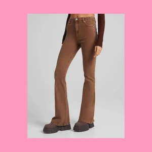 BERSHKA JEANS - Säljer dessa jeans från Bershka i storlek 42 då jag ej använder dom. Använda 1-2 gånger, så i superbra skick! Inköpta för 299 kr.