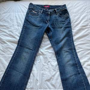 Lågmidjade raka jeans. För korta för mig som 173 cm. Är barnstorlek 164 men passar bra i midjan för 26/27. Frakt betalas av köparen.