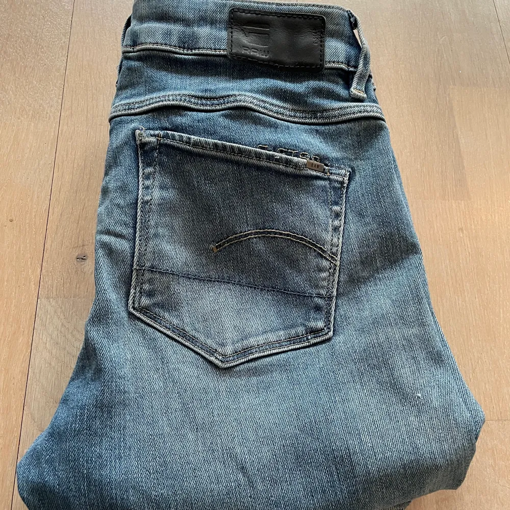 Säljer mina jeans från G-star i storlek W25 och L30 men upplevs som mindre i storleken. Köpta för 1199 kronor. . Jeans & Byxor.