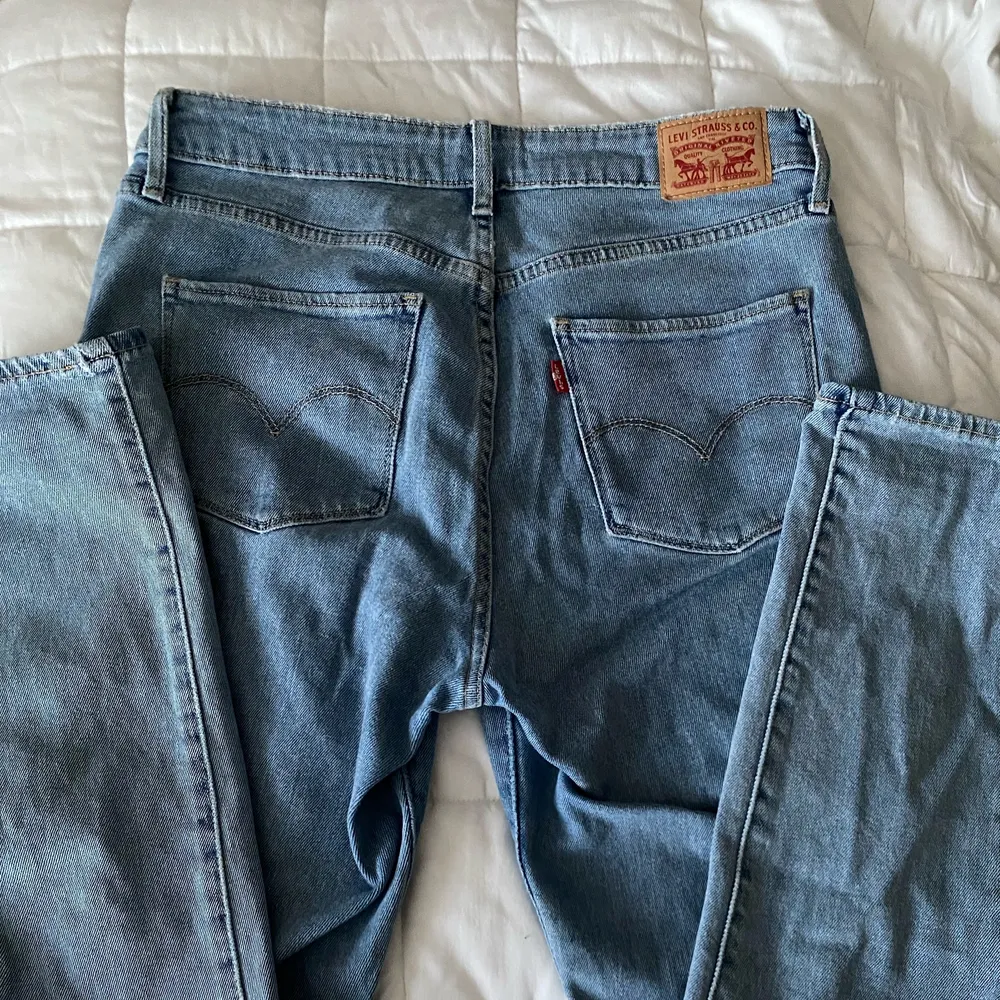 Storlek 31. Använda högst 2 gånger. Bra skick. Köpte på Levi’s för 1099kr. . Jeans & Byxor.